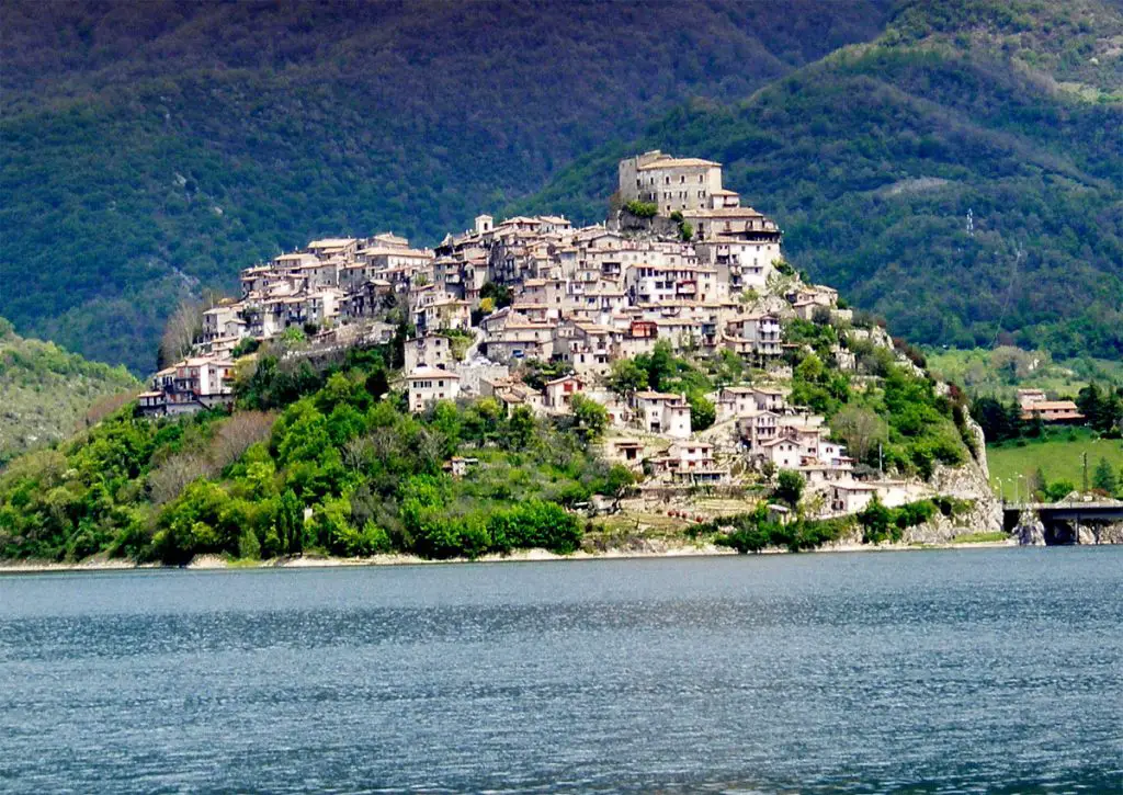 Castel di Tora sarà il piccolo borgo rurale protagonista nel film "Orlando" con Michele Placido 