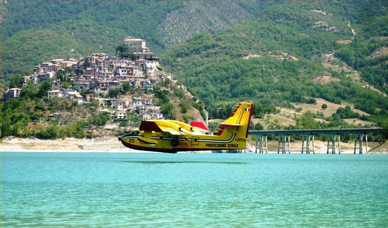 Canadair sul Lago TURANO