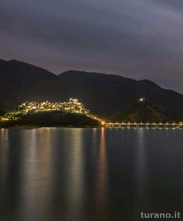 Uno scorcio notturno di Castel di Tora