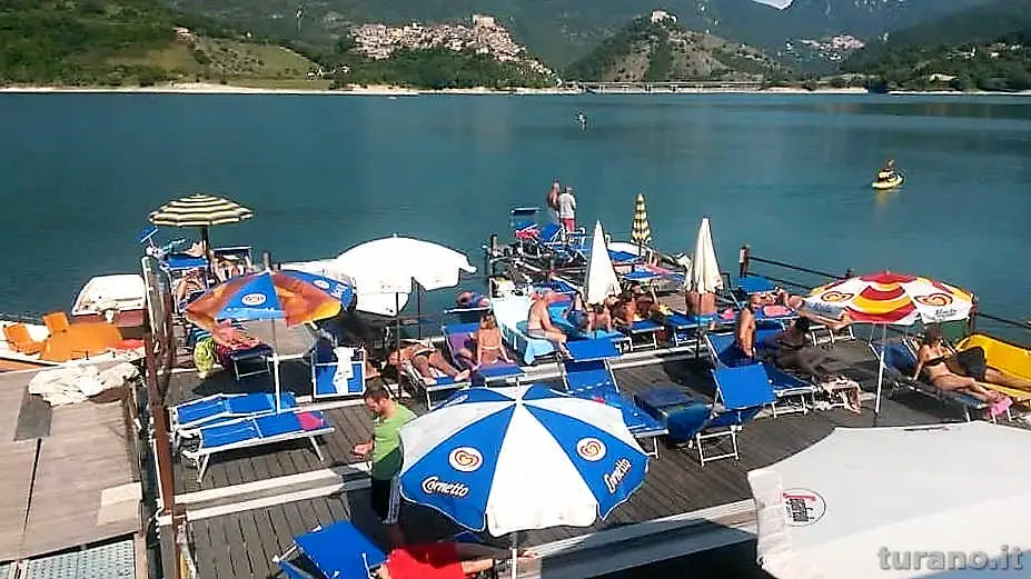 Al Lago Turano trovi sicuramente un posto dove rilassarti, ombrellone, sdraio, panorama mozzafiato e magnifica cornice naturale. 