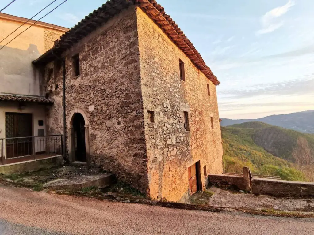 Antico palazzetto di montagna da restaurare in un paese incantato del Lazio Antico palazzetto di montagna da restaurare in un paese incantato del Lazio (borgo di montagna, case di montagna in vendita lazio)