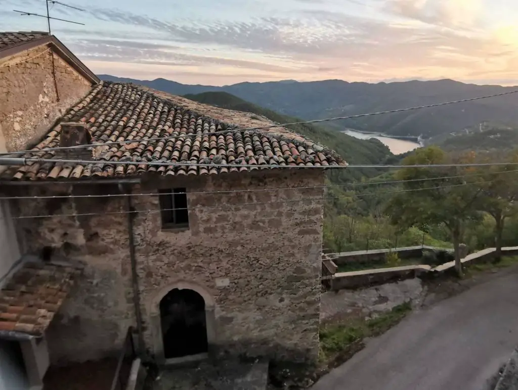  Casa antica di restaurare nel Lazio. Si tratta di una casa di montagna in vendita nello spettacolare borgo di Stipes