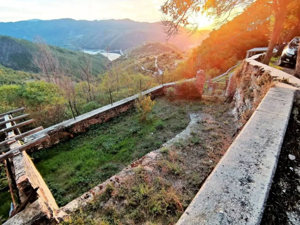 Panorami mozzafiato con il lago in montagna su una terrazza del paese 